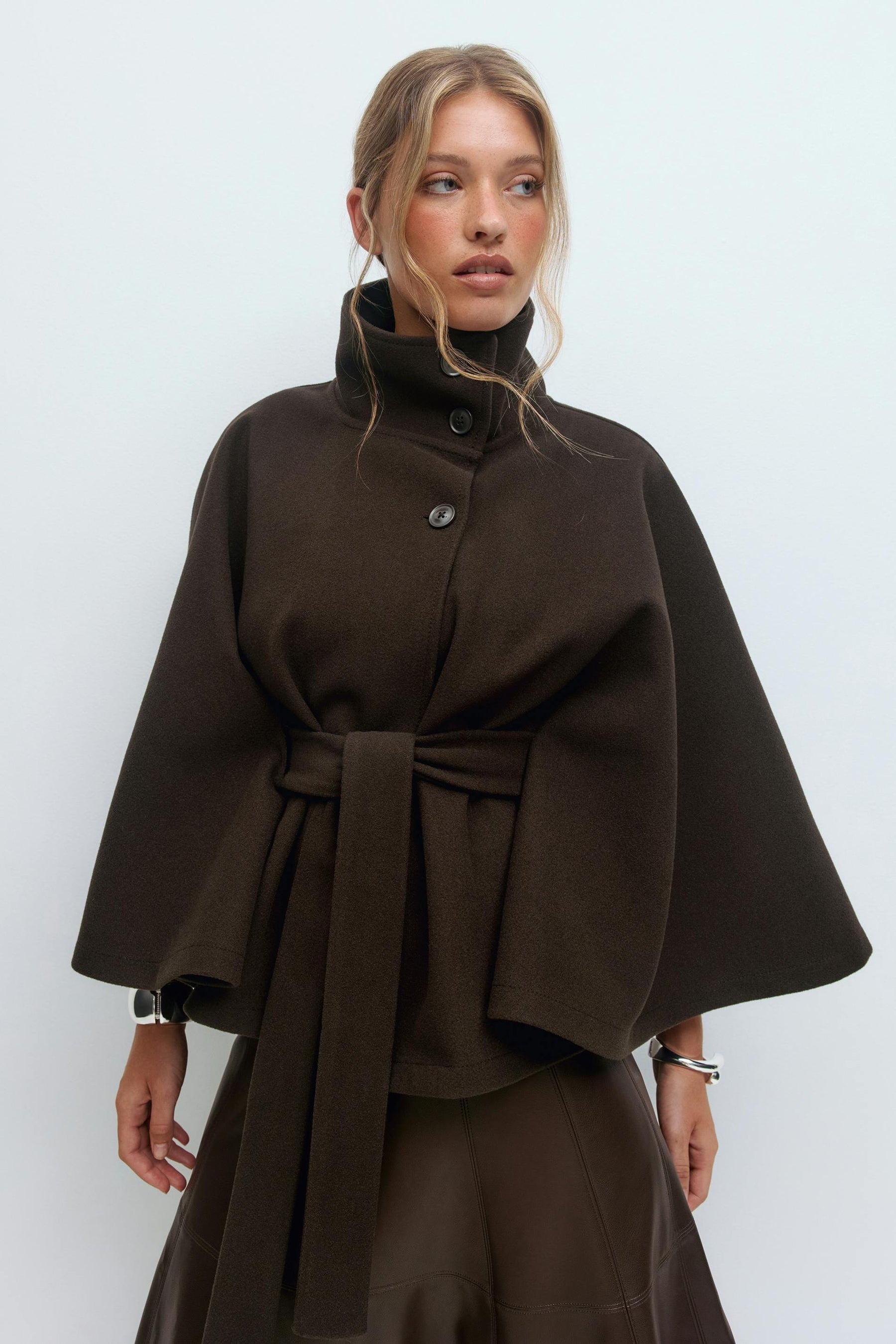 Eleganter brauner Cape-Mantel mit Bindegürtel und weiten Ärmeln