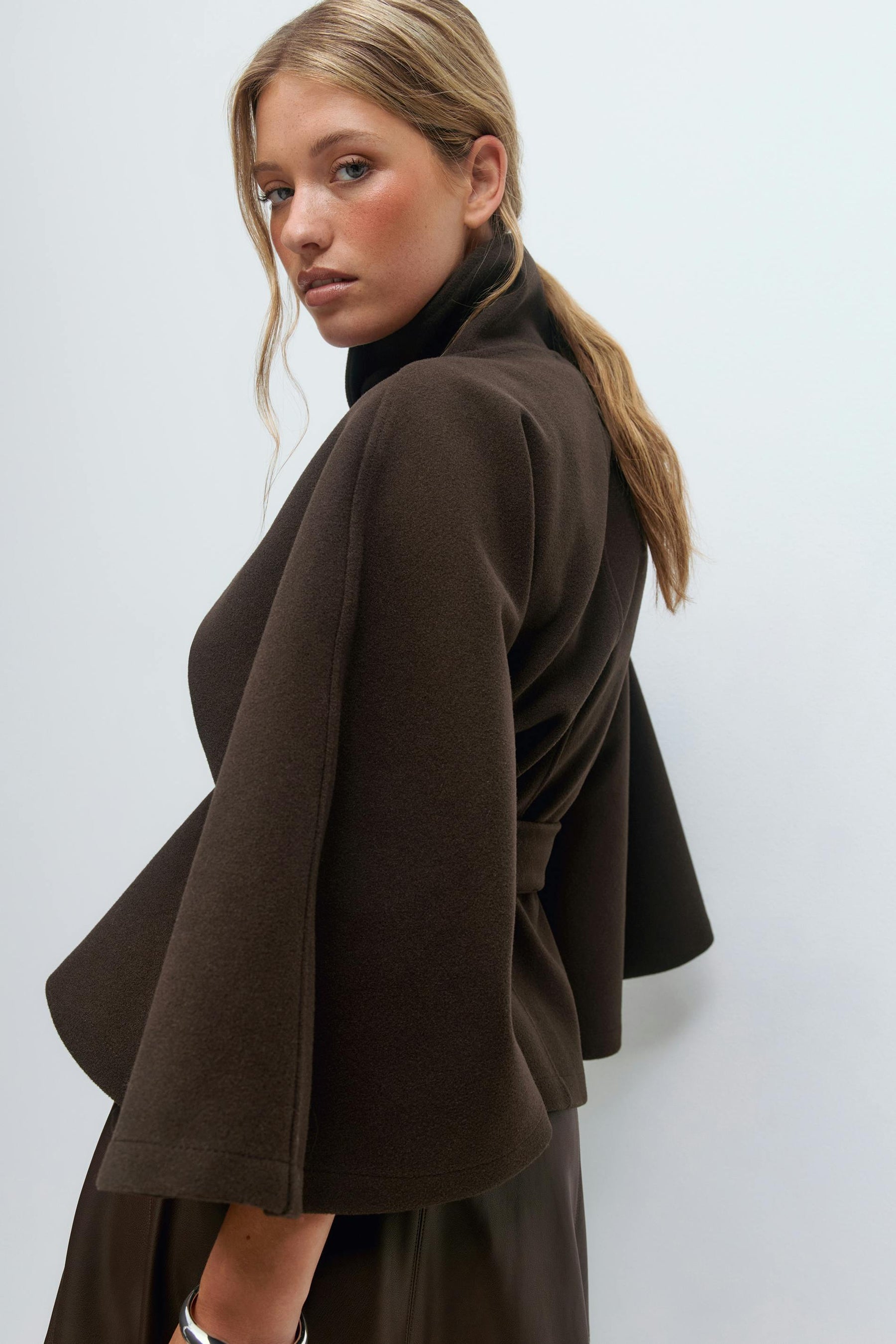 Eleganter brauner Cape-Mantel mit Bindegürtel und weiten Ärmeln