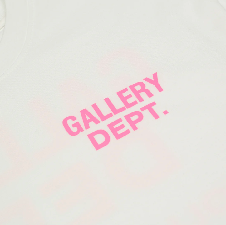 Rosafarbene Galerie-Tee