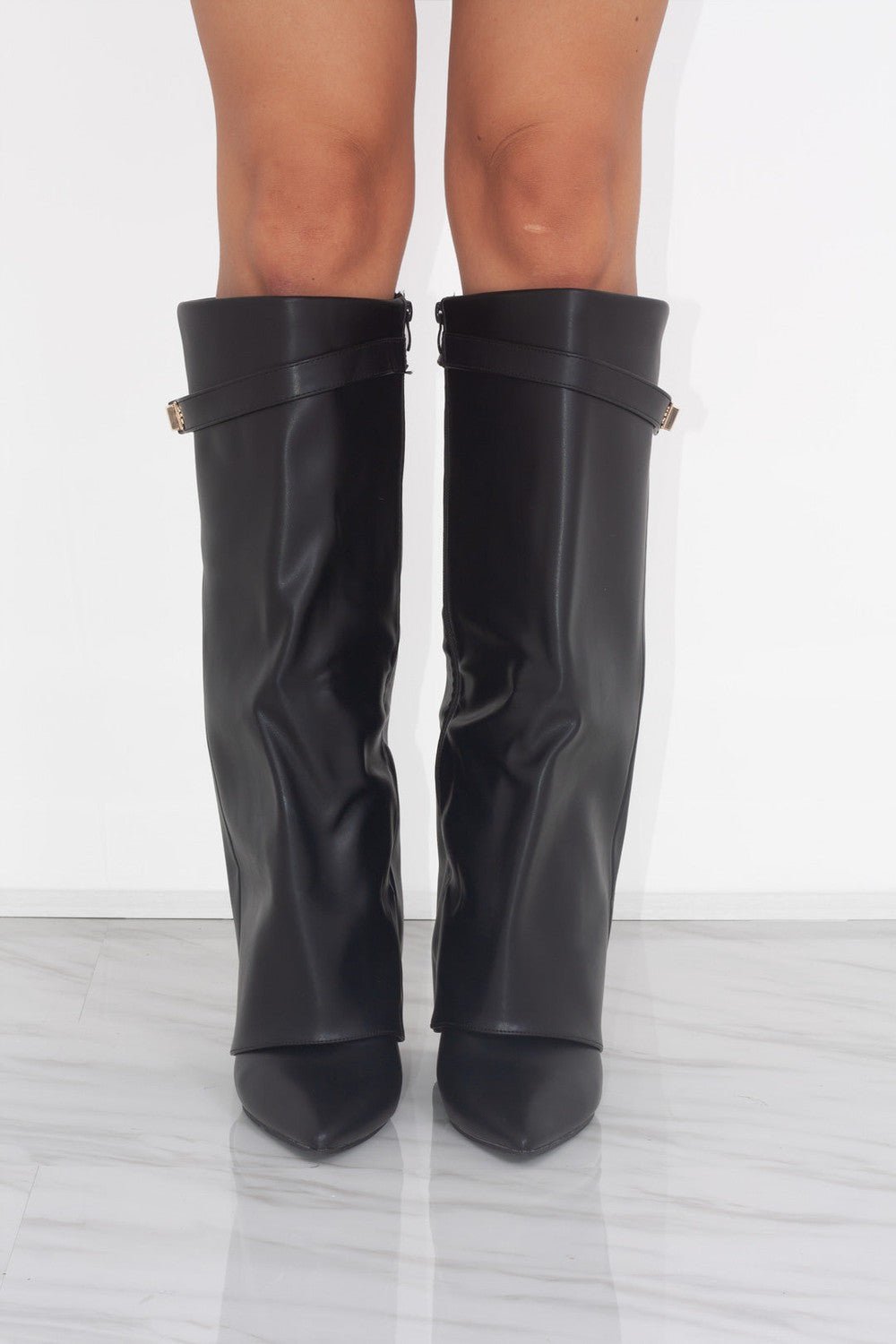 Elegante Kniehohe Veloursstiefel mit breitem Schaft, goldener Spange & Blockabsatz